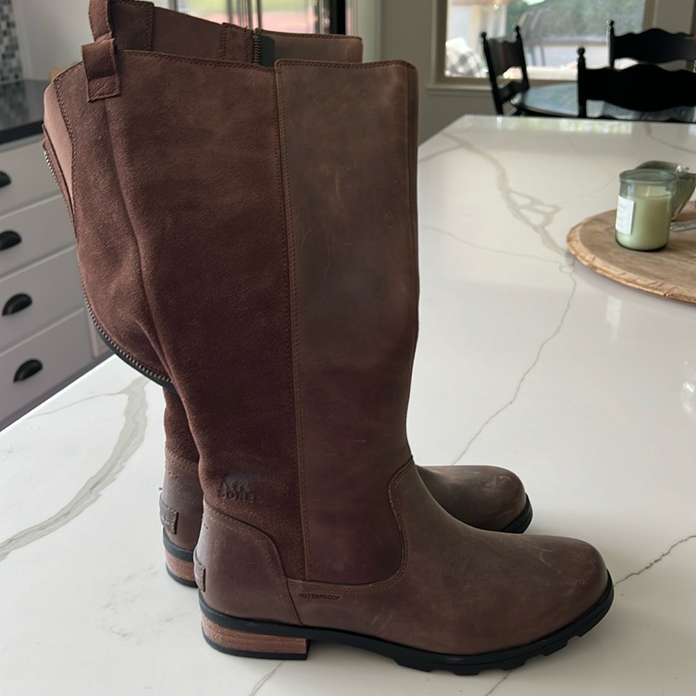 Sorrel size 9 suede and leather inside zip boots